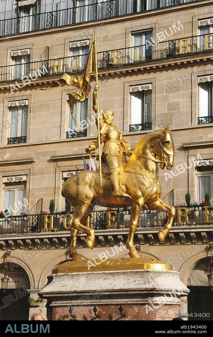 JUANA DE ARCO, Santa (Domrémy,1412-Ruán,1431), llamada "LA DONCELLA DE ORLEANS". Heroína francesa, hija de labradores. ESTATUA ECUESTRE realizada en 1880 por el escultor francés Emmanuel FREMIET (1824-1910), situada en la Plaza de las Pirámides. París. Francia.