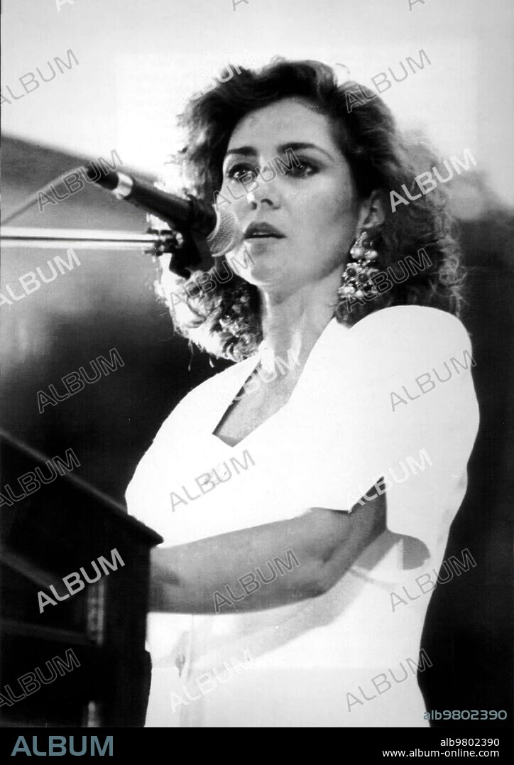 21 junio 1993. La mujer del presidente de castilla la Mancha, Ana Rodríguez de Bono, Pronunciando en la plaza del ayuntamiento de Toledo, el pregón de las Fiestas de las Asociaciones de Vecinos de santo Tomé y el Zoco.