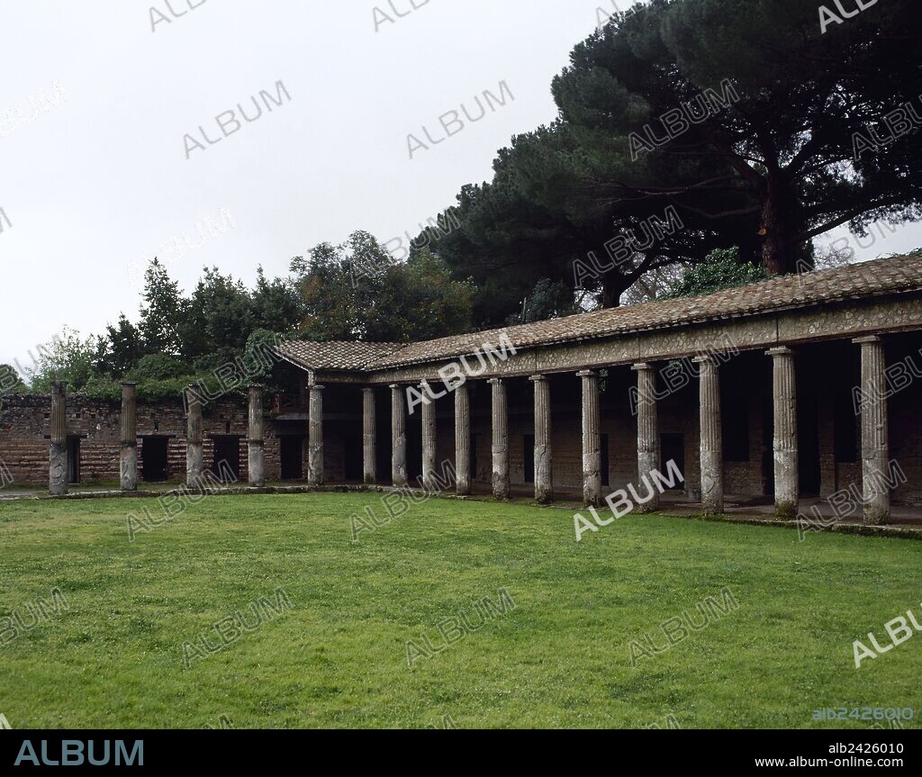 ARTE ROMANO. ITALIA. CUADRIPORTICO DE LOS GLADIADORES. Situado detrás de la gran escena del teatro, era en su origen la plaza porticada "porticus post scaenam" donde el público se reunía antes y durante los intervalos de los espectáculos. Durante el reinado de Nerón fué transformado en cuartel para gladiadores. Vista de la columnata. (Zona de los teatros). POMPEYA. La Campania.