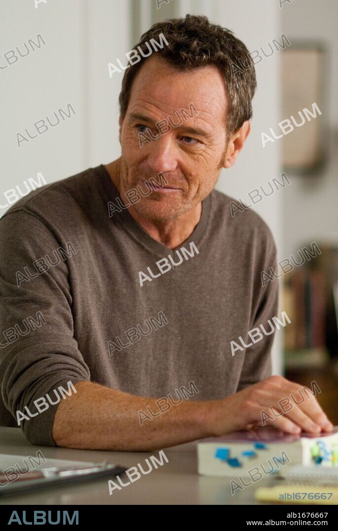 BRYAN CRANSTON en LARRY CROWNE, NUNCA ES TARDE, 2011 (LARRY CROWNE), dirigida por TOM HANKS. Copyright PLAYTONE PRODUCTIONS/VENDOME PICTURES / TALAMON, BRUCE.