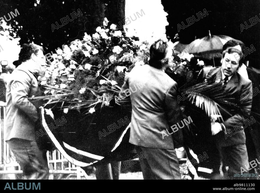 December 27, 1977. Corsier sur Vevey (Switzerland). The mortal remains of Charles Chaplin arrive, transported by four employees from the cemetery of this Swiss town, to the Corsier cemetery, where today they have received burial.