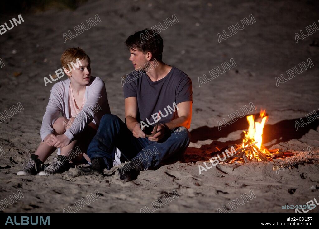 FANNING DAKOTA and JEREMY IRVINE. DAKOTA FANNING and JEREMY IRVINE in NOW IS GOOD, 2012, directed by OL PARKER. Copyright BLUEPRINT PICTURES.