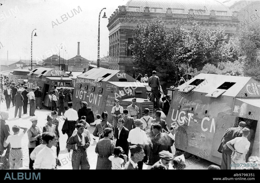13 septiembre 1936. Algunos de los Coches Blindados que Traían A las Milicias Catalanas hacia el frente Extremeño, A su paso por Madrid.