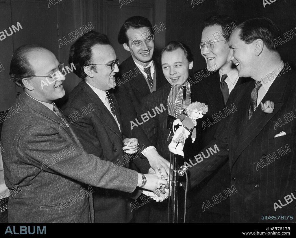 STOCKHOLM 1946. FRUKOSTKLUBBEN Fr v Andrew Walter, Per-Martin Hamberg, Kurt Randelli "Kaffepetter", Allan Johansson, Oscar Lindqvist och Sigge Fürst. Foto: Sören Hoffman / RIR / SVT / kod:5600 RIR 4526 BAT934 sv/v kopia Kaffe-Petter, en trasdocka med röst av buktalaren Kurt Randelli. Publ. i boken Hört och sett sid.85 persons: ALLAN JOHANSSON;KURT RANDELLI;ANDREW WALTER;OSCAR RUNDQVIST;PER MARTIN HAMBERG;SIGGE FÜRST sites: STOCKHOLM;SVERIGE PhotoDate:1946-??-??.