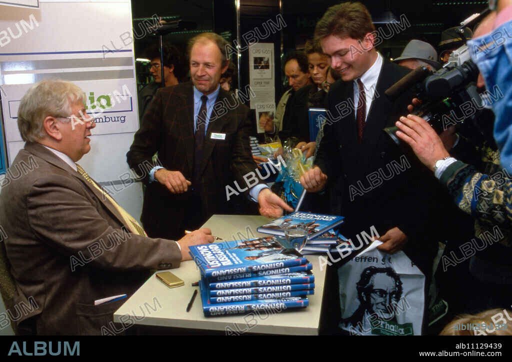 Sir Peter Ustinov signs new book "Ustinov's Russia" at the Thalia bookstore in Hamburg, Germany 1988. (original german headline: Peter Ustinov signiert neues Buch).