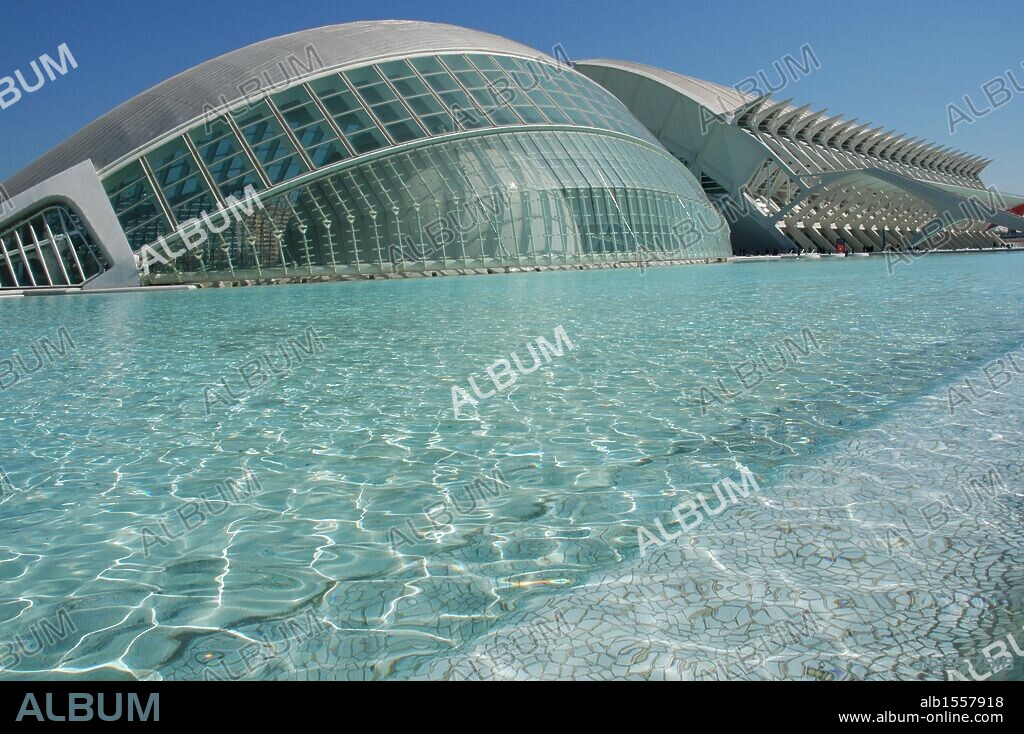 ART 20th century. SPAIN. CITY OF ARTS AND SCIENCE. Project carried out in 1999 by the Spanish engineer, architect and sculptor Santiago CALATRAVA (born Benimámet, Valencia, 1951). "HEMISPHERIC". Partial view of the exterior. VALENCIA. Valencian Community.