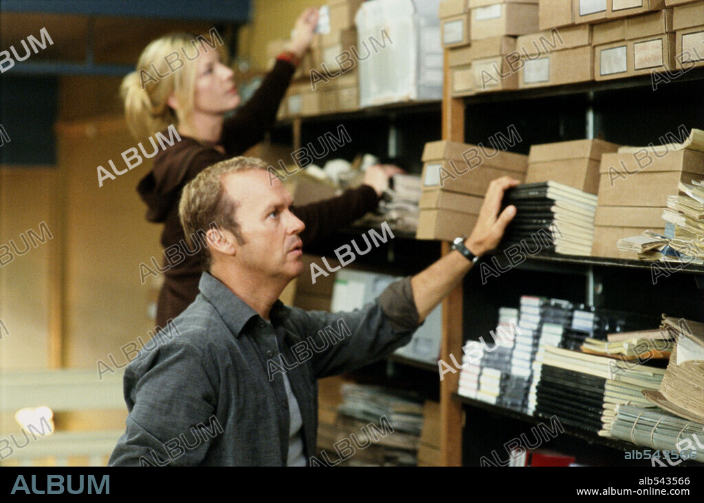 DEBORAH KARA UNGER und MICHAEL KEATON in WHITE NOISE, 2005, unter der Regie von GEOFFREY SAX. Copyright UNIVERSAL PICTURES / HELCERMANAS-BENGE, CHRIS.