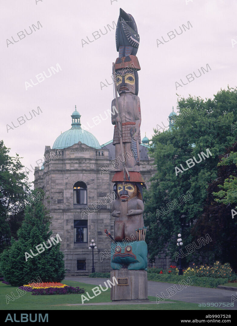 TOTEM SITUADO DETRAS DEL PARLAMENTO.