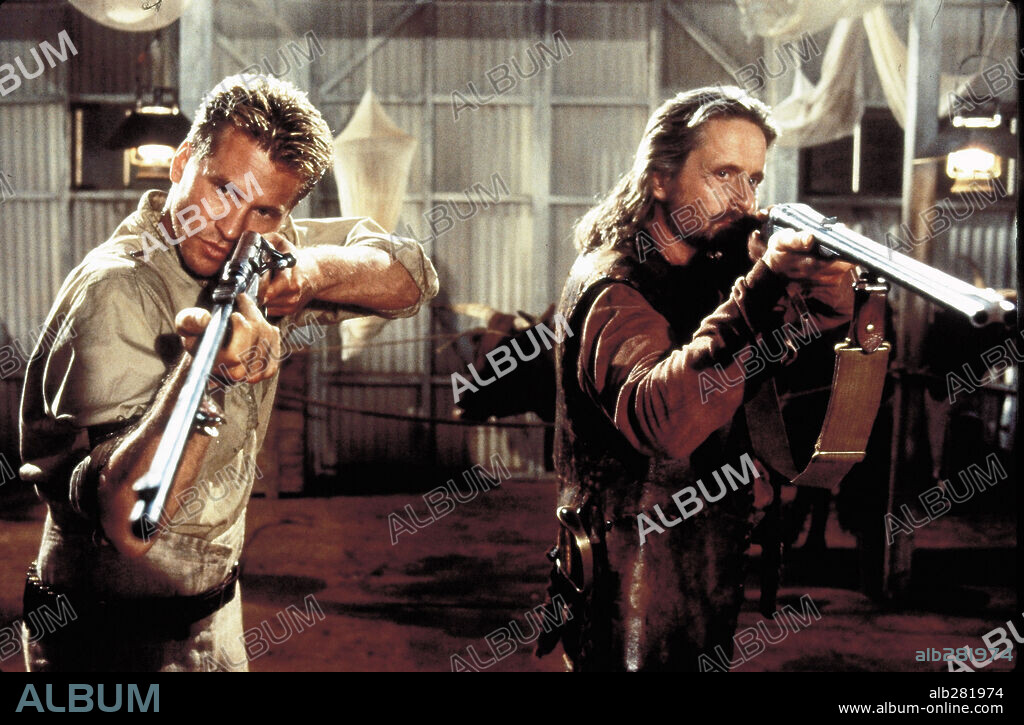 MICHAEL DOUGLAS et VAL KILMER dans THE GHOST AND THE DARKNESS, 1996, réalisé par STEPHEN HOPKINS. Copyright CONNOR, FRANK.