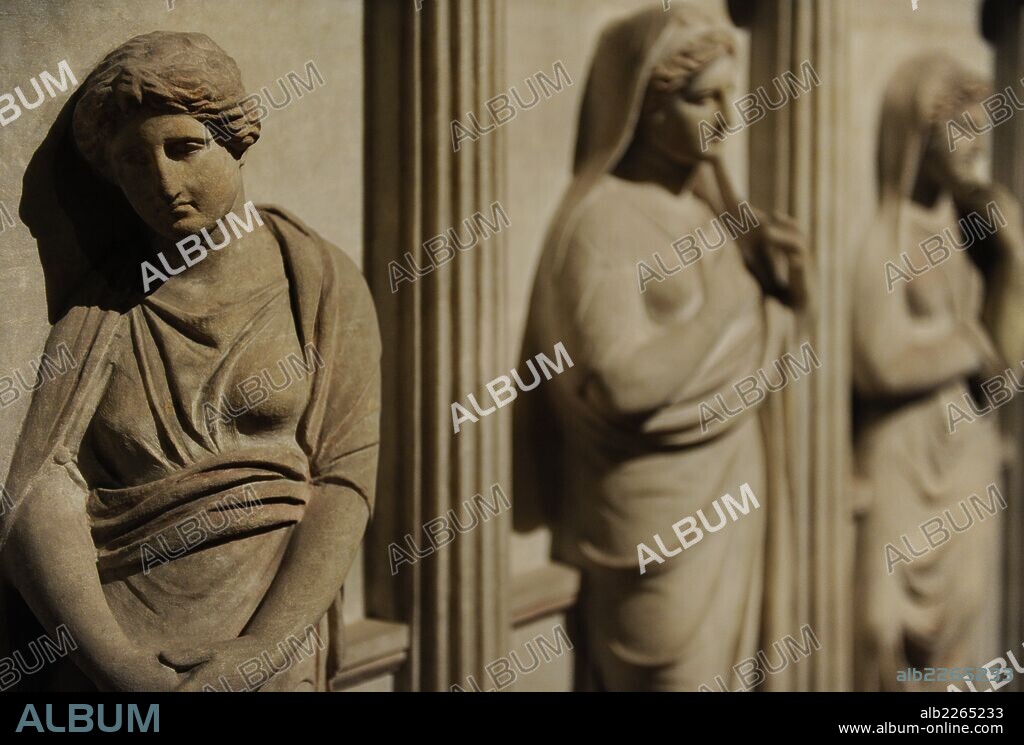ARTE GRIEGO-HELENISTICO. TURQUIA. SARCOFAGO DE LAS PLAÑIDERAS o SARCOFAGO DE LAS MUJERES DE LUTO (mediados s. IV a. C.). Cuatro mujeres que lloran la muerte de su esposo. Se cree que eran sus esposas concubinas, que formaban parte del harén. Detalle. Procedente de Sidón (Sayda). Museo Arqueológico. Estambul. Turquía.