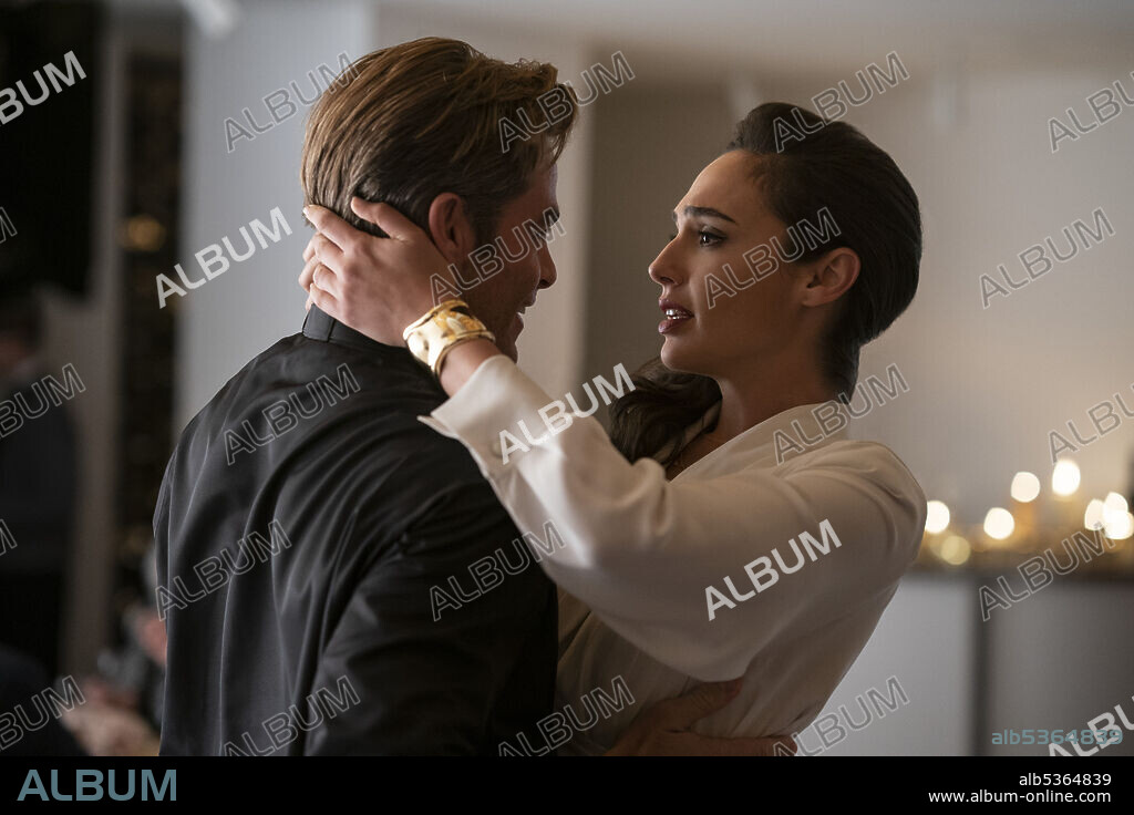 CHRIS PINE and GAL GADOT in WONDER WOMAN 1984, 2020, directed by PATTY JENKINS. Copyright DC ENTERTAINMENT/WARNER BROS. / ENOS, CLAY.