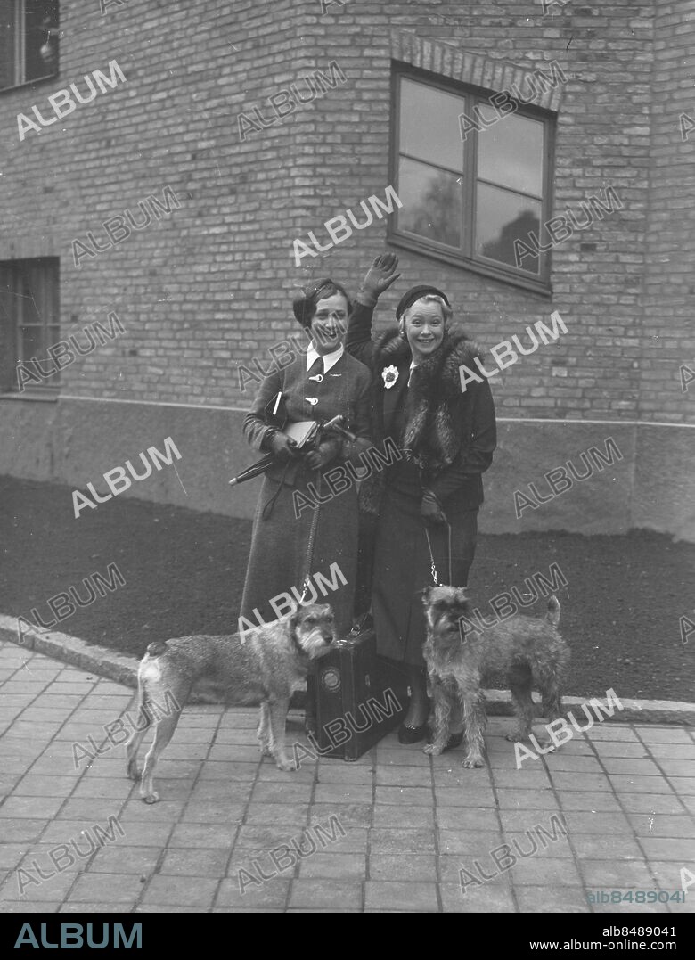 Göteborg - 1936-05-07 - Skådespelerskorna Anna Lindahl och Lill-Tollie Zellman har spelat teater på Stadsteatern med Mimmi Pollak och de skiljs här - fru Pollak finns på en annan bild, där med sin son -. *** Local Caption *** GT Låda 1936-maj-01. KAMERAREPORTAGE.