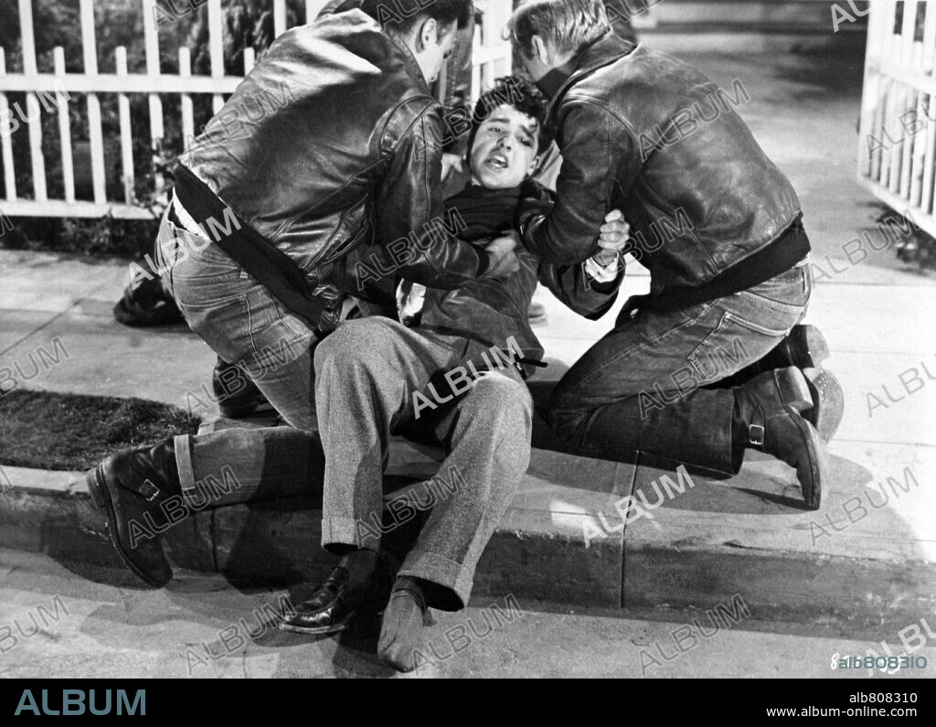 SAL MINEO en REBELDE SIN CAUSA, 1955 (REBEL WITHOUT A CAUSE), dirigida por NICHOLAS RAY. Copyright WARNER BROTHERS.