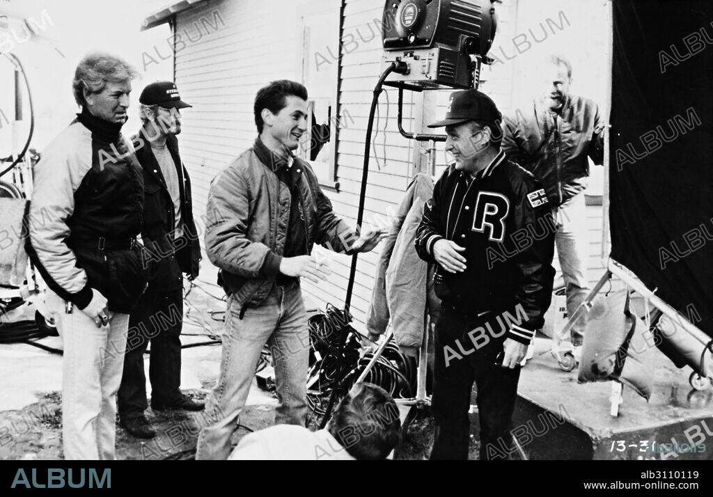 DENNIS HOPPER y SEAN PENN en COLORES DE GUERRA, 1988 (COLORS), dirigida por DENNIS HOPPER. Copyright ORION PICTURES.