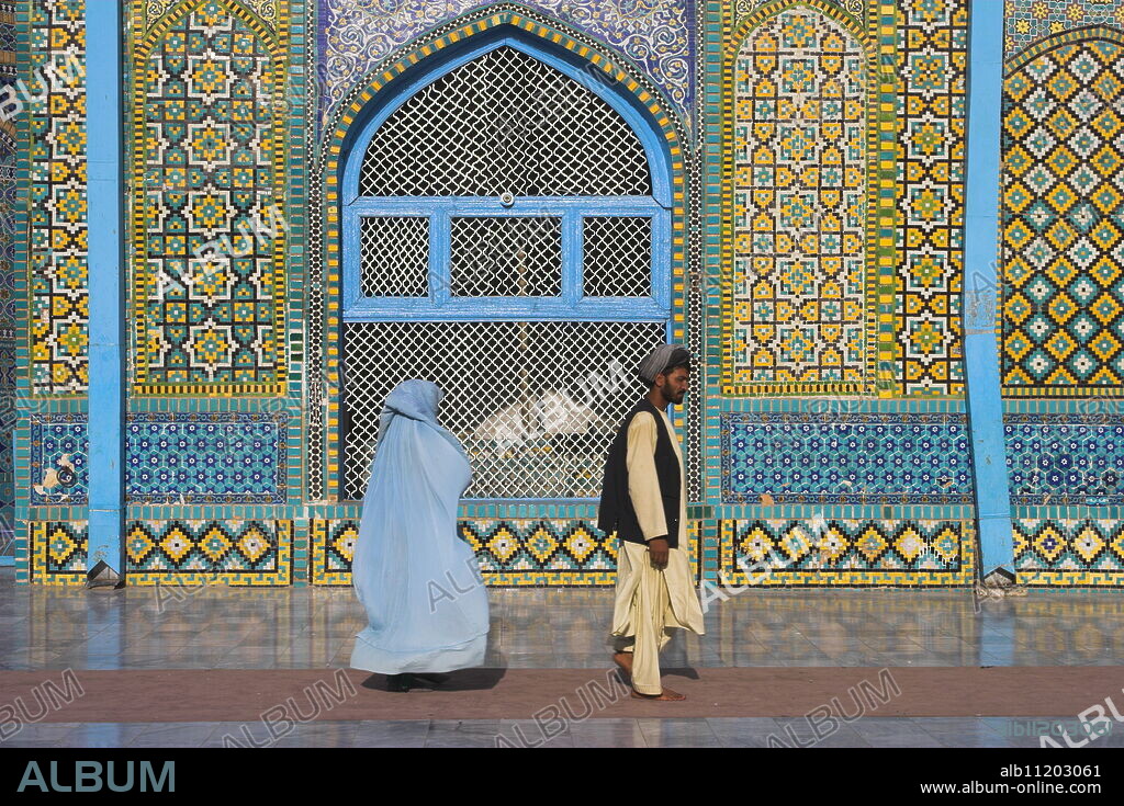 Pilgrims at the Shrine of Hazrat Ali, who was assassinated in 661, Mazar-I-Sharif, Afghanistan, Asia.