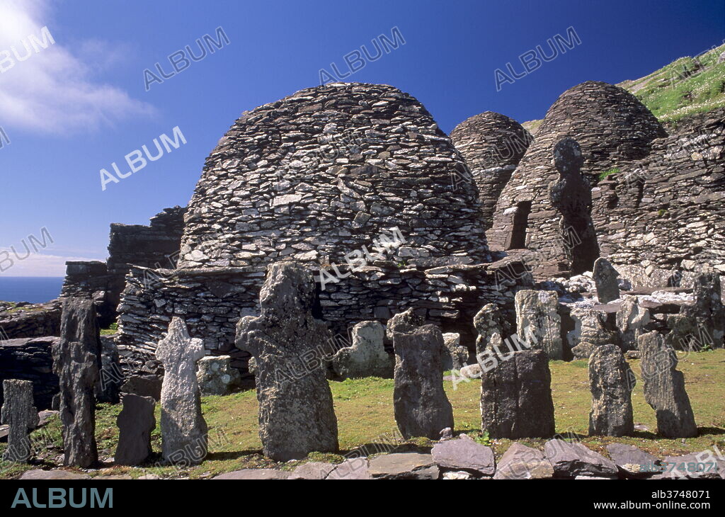 Graveyard and stone huts, Skellig monastery, dating from between the 6th and 12th centuries, Skellig Michael, UNESCO World Heritage Site, Great Skellig Island, County Kerry, Munster, Republic of Ireland, Europe.