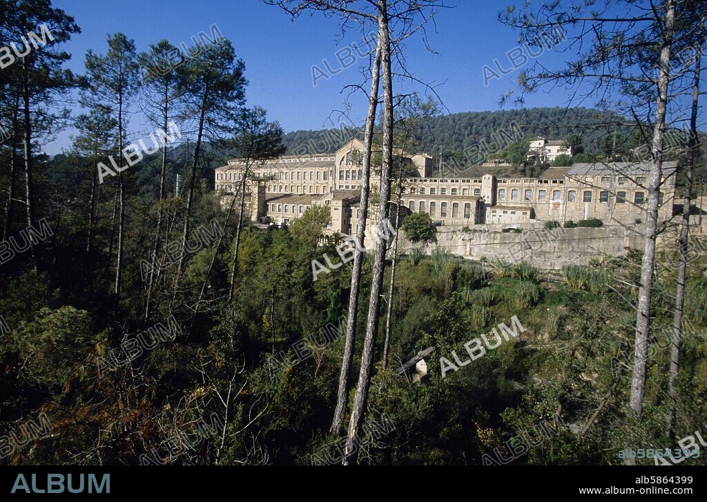 Cal Vidal, antigua colonia textil; vista con "palanca" sobre el Llobregat (comarca del Berquedà).