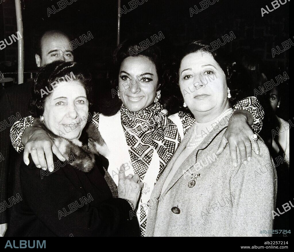 FLORES , LOLA. ACTRIZ Y CANTANTE ESPAÑOLA. JEREZ DE LA FRONTERA 1925 -. LOLA FLORES JUNTO A PASTORA IMPERIO Y CONCHA PIQUER.