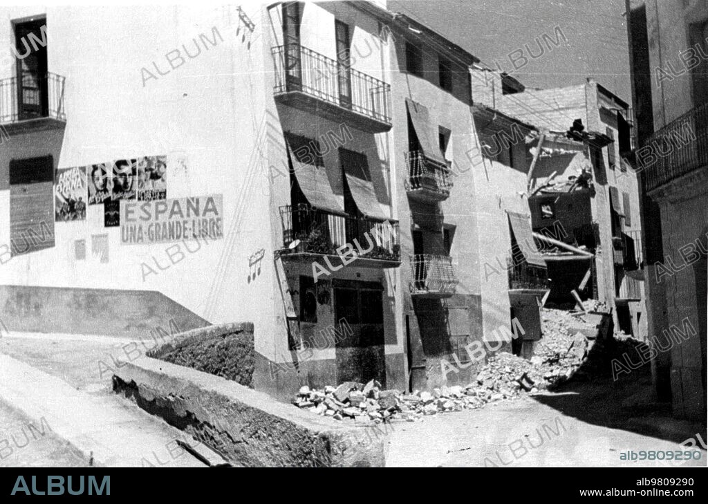1938. Una calle de mora de Ebro (Tarragona), Bombardeada por las Tropas Nacionales.
