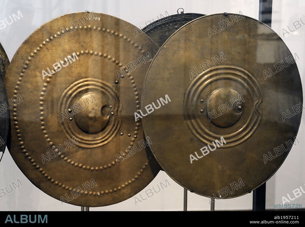 ARTE. PREHISTORIA. EDAD DE LOS METALES. EUROPA DEL NORTE. ESCUDOS REDONDOS, utilizados en los rituales, relacionados con el sol y su culto. Conocidos en toda Europa entre 1100-700 a. C. Edad del Bronce. Museo Nacional. Copenhague. Dinamarca.
