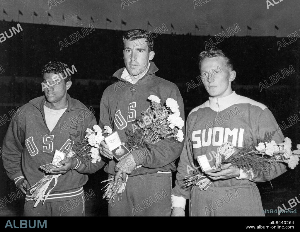 FINLAND HELSINGFORS 1952-07.. De tre medaljörerna i spjutkastning vid de olympiska sommarspelen 1952. Här ses Cy Young (USA), som tog guld, Bill Miller (USA), silver, och Toivo Hyytiäinen (Finland), brons.. Foto: Olympia-Kuva / AB Text & Bilder / SVT / Kod: 5600. Mapp: Spjut (O.S. 1952) I:286R. Vinnare Segrare Prisutdelningar Trio.