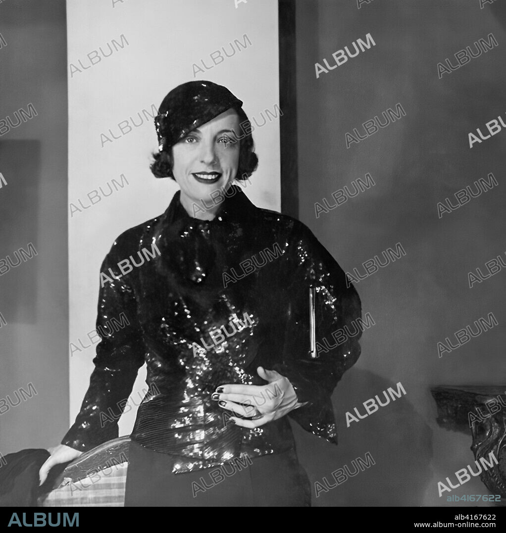 Ana de Pombo (1900-1985), diseñadora, escritora, bailarina y empresaria. Secretaria personal de Coco Chanel.
