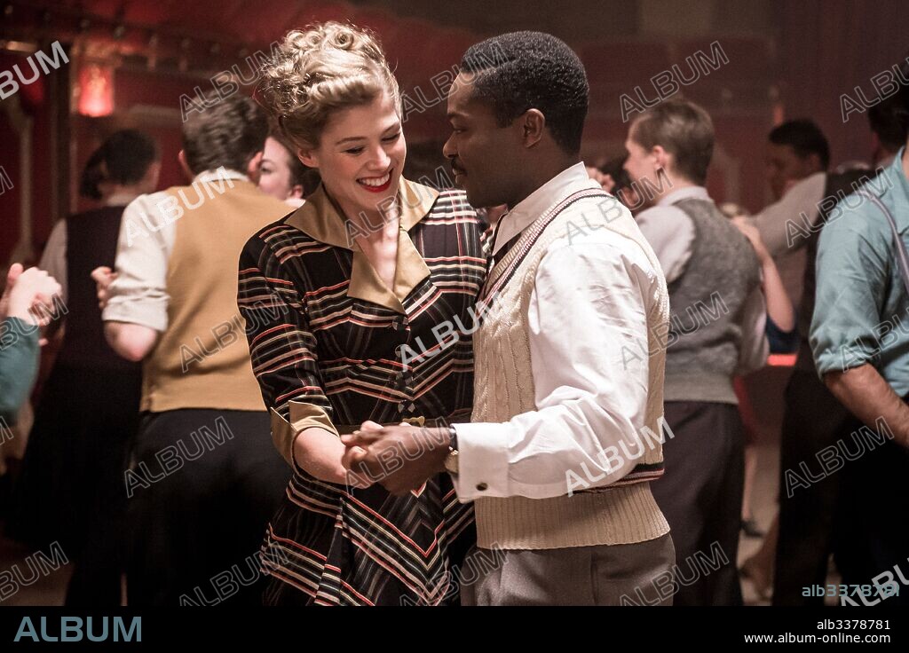 DAVID OYELOWO et ROSAMUND PIKE dans A UNITED KINGDOM, 2016, réalisé par AMMA ASANTE. Copyright PATHE/BBC FILMS.