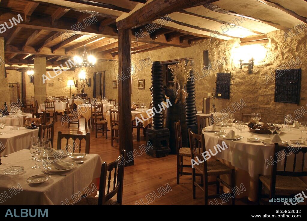 Casalareina: restaurante "La Cueva de Doña Isabela"; comedor (antigua bodega).