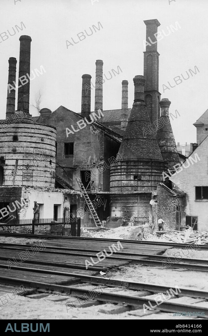 STOCKHOLM 1926. Rörstrands porslinsfabrik vid Karlbergssjön i Stockholm rivs efter drygt 200 år, rörelsen flyttades till Göteborg och därefter till Lidköping.. Foto: DN Kod: 192. ** SVD OUT **.