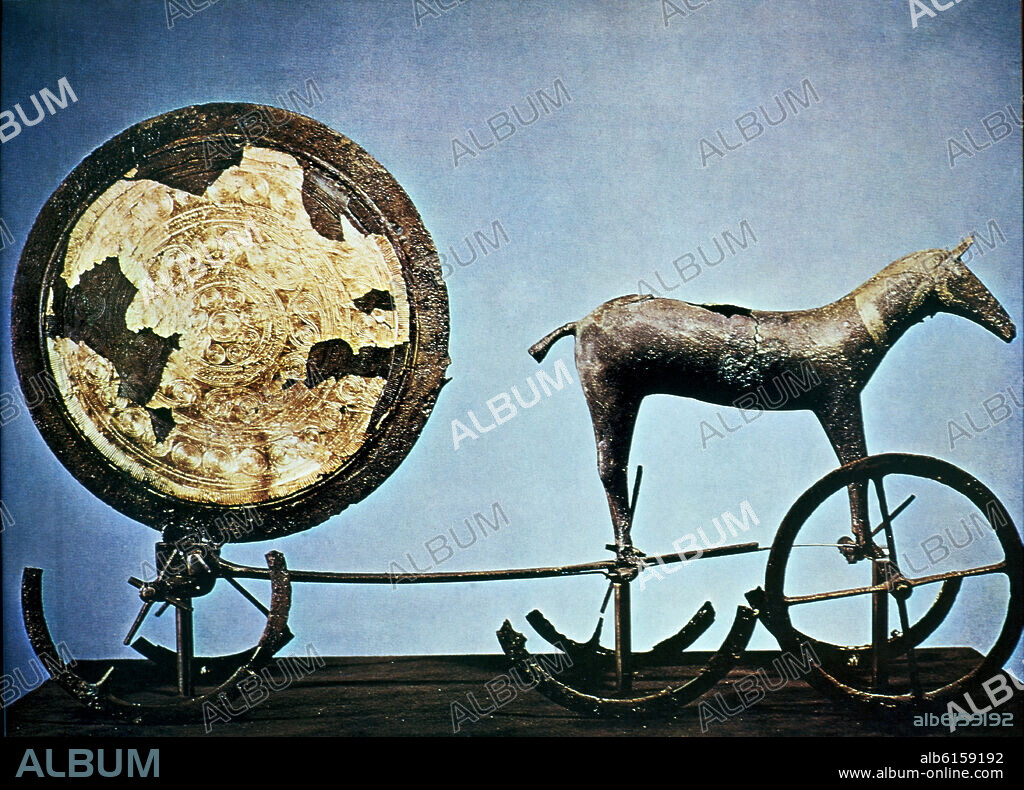 CARRO VOTIVO DE TRUNDHOLM - MONUMENTO AL SOL - EDAD BRONCE - II MILENIO AC - 60 cm de longitud.