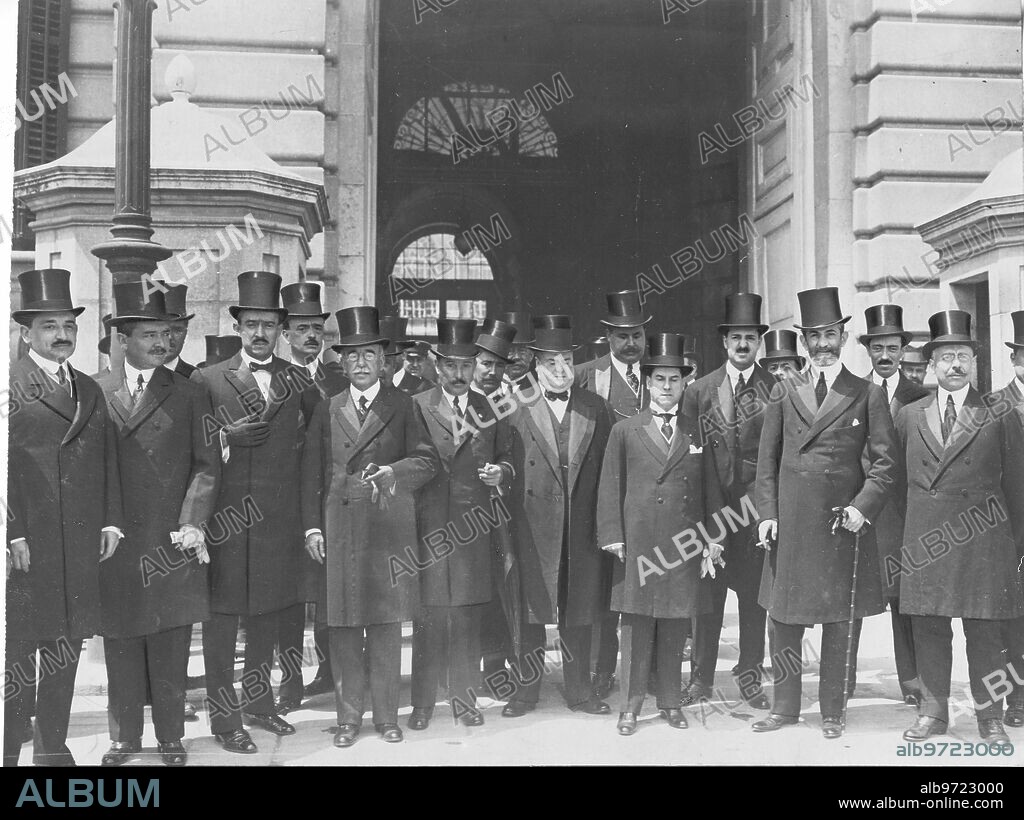 11 mayo 1917. Al salir del palacio Real. El ministro de Fomento, duque de Almodóvar del Valle (X), con la comisión Cordobesa que ayer mañana Cumplimentó A S.M. El Rey.