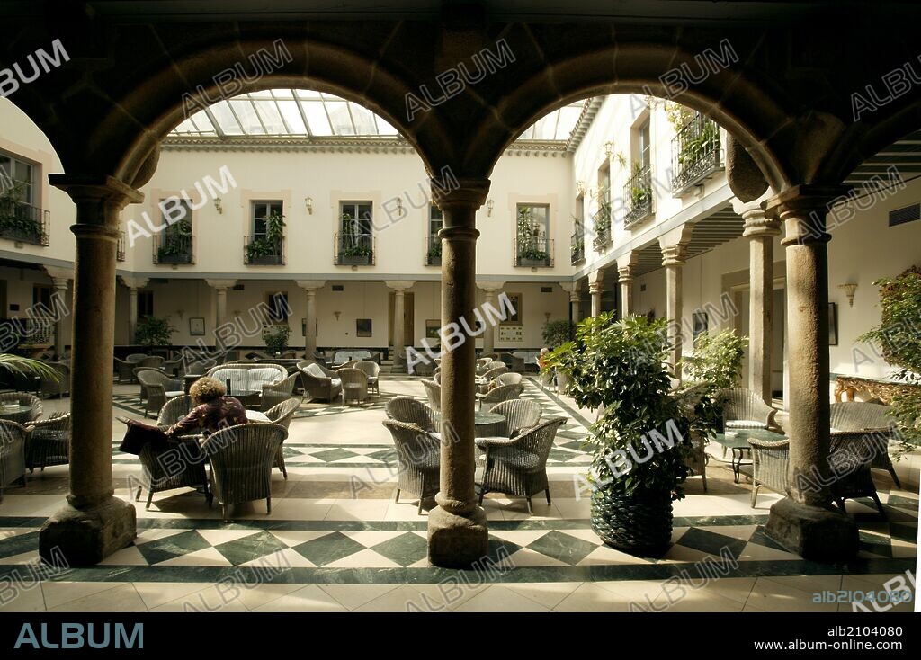 PALACIO DEL MARQUES DE VELADA Y HOTEL. TERRAZA INTERIOR.
