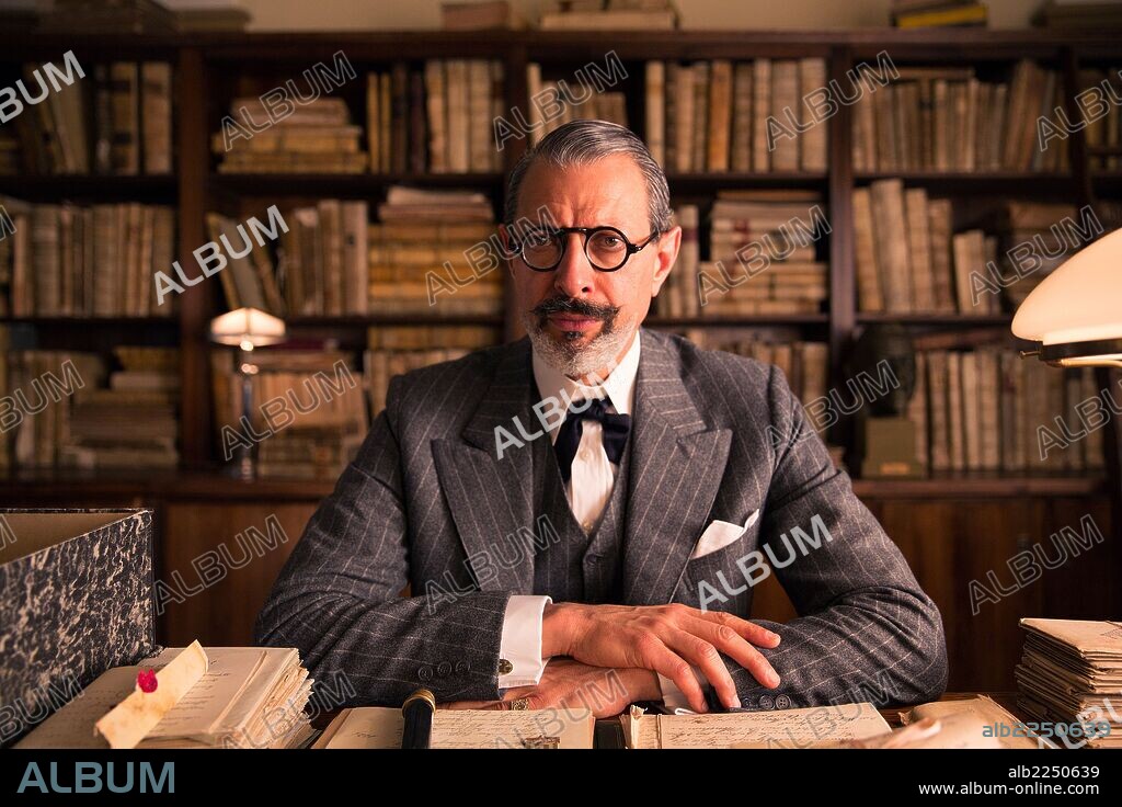 JEFF GOLDBLUM en EL GRAN HOTEL BUDAPEST, 2014 (THE GRAND BUDAPEST HOTEL), dirigida por WES ANDERSON. Copyright AMERICAN EMPIRICAL PICTURES/INDIAN PAINTBRUSH/SCOTT RUDIN PR.