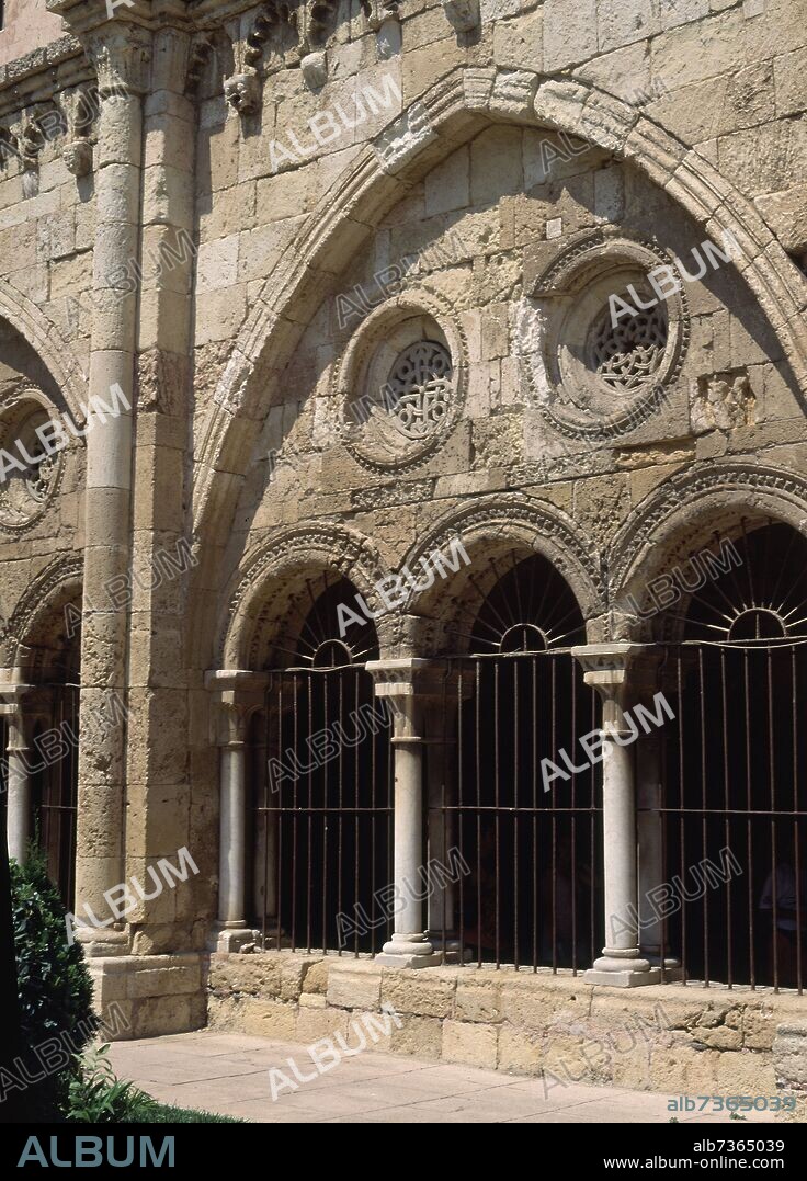 CLAUSTRO-VENTANA CON ARCOS DE MEDIO PUNTO Y APUNTADO-S XII-XIII ROMANICO-GOTICO.