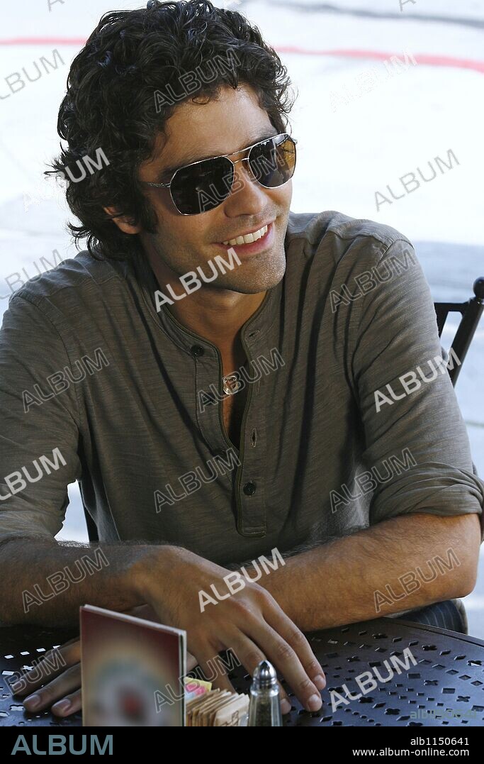 ADRIAN GRENIER en EL SÉQUITO, 2004 (ENTOURAGE), dirigida por JULIAN FARINO. Copyright HBO / BARIUS, CLAUDETTE.