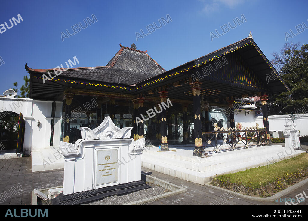 Golden Pavilion (Bangsal Kencana) in grounds of Kraton (Palace of Sultans), Yogyakarta, Java, Indonesia, Southeast Asia, Asia.