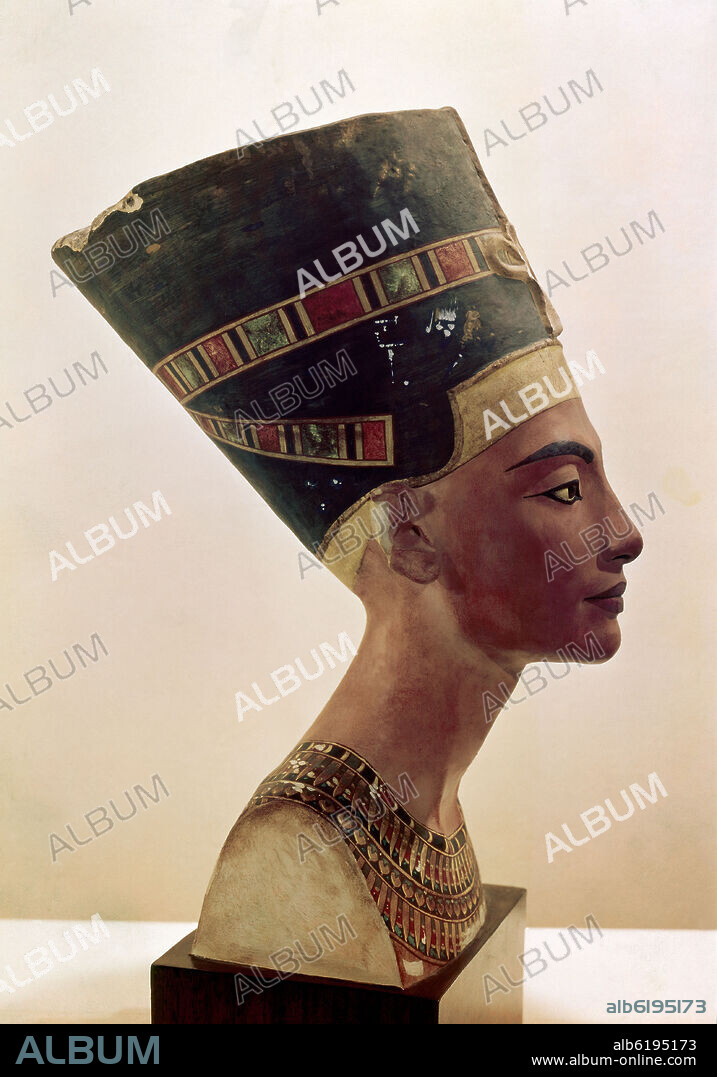 TUTMOSE O DYEHUTYMOSE (1330 A. C.). BUSTO DE TAMAÑO NATURAL DE NEFERTITI - 1372-1354 AC - XVIII DINASTIA - 50 cm.