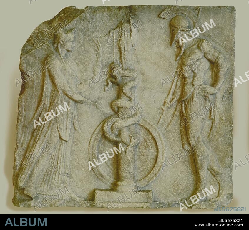 Sculpture romaine, début du règne d'Octave Auguste. Relief avec guerrier et Victoria près d'une statue d'Athéna. Marbre, H. 39 cm, L. 42 cm. Berlin, SMB, Antikenmuseum.