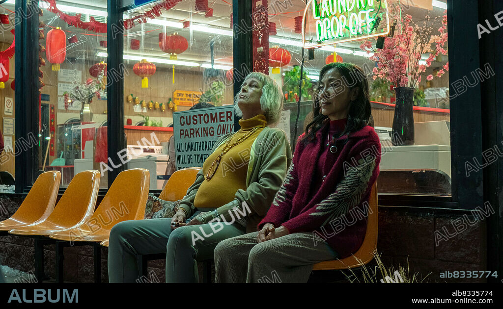JAMIE LEE CURTIS y MICHELLE YEOH en TODO A LA VEZ EN TODAS PARTES, 2022 (EVERYTHING EVERYWHERE ALL AT ONCE), dirigida por DAN KWAN y DANIEL SCHEINERT. Copyright AGBO / Ley Line Entertainment.