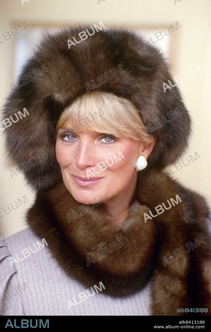 LINDA EVANS dans DYNASTY, 1981, réalisé par DON MEDFORD, JEROME COURTLAND et PHILIP LEACOCK. Copyright Aaron Spelling Productions.