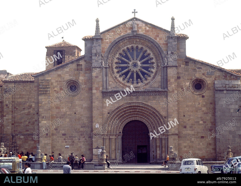 FACHADA DE LA IGLESIA DE SAN PEDRO INICIADA EN ESTILO ROMANICO Y TERMINADA EN ESTILO GOTICO EN EL SIGLO XIII - FOTO AÑOS 60.