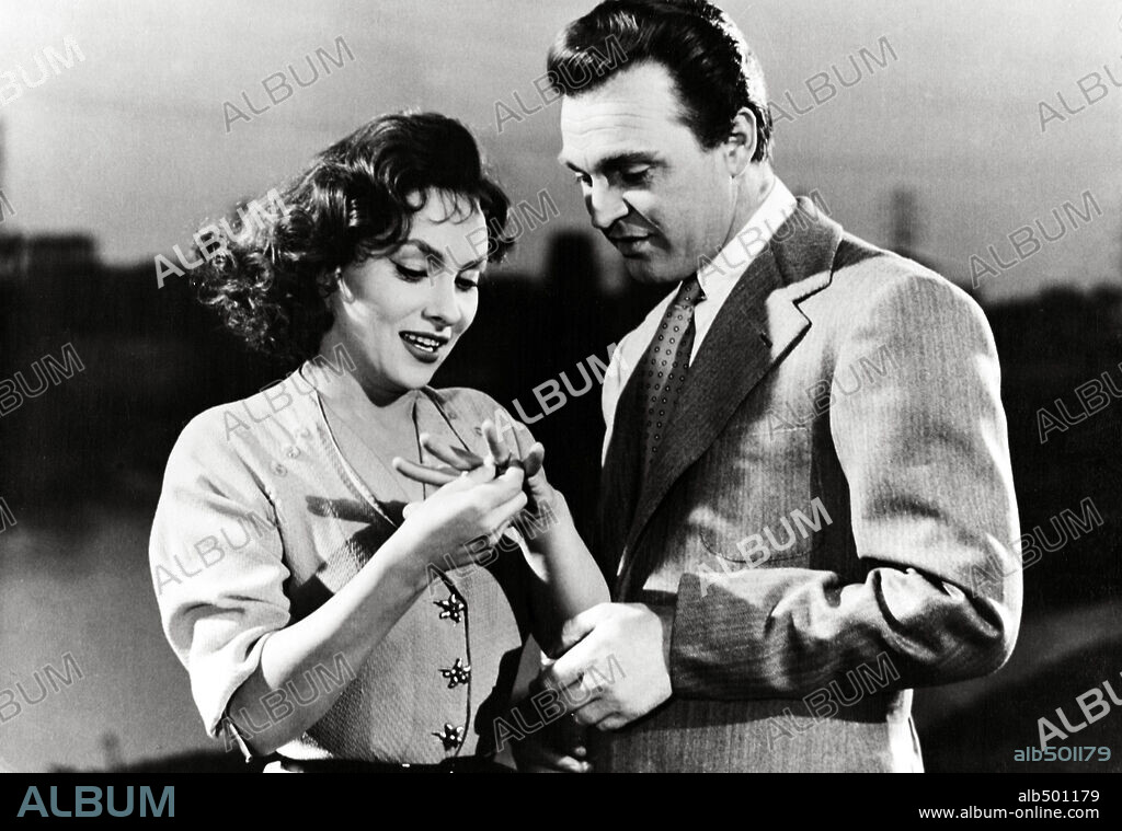 FRANCO FABRIZI et GINA LOLLOBRIGIDA dans LA ROMANA, 1955. Copyright PONTI-DE LAURENTIIS CINEMATOGRAFICA.
