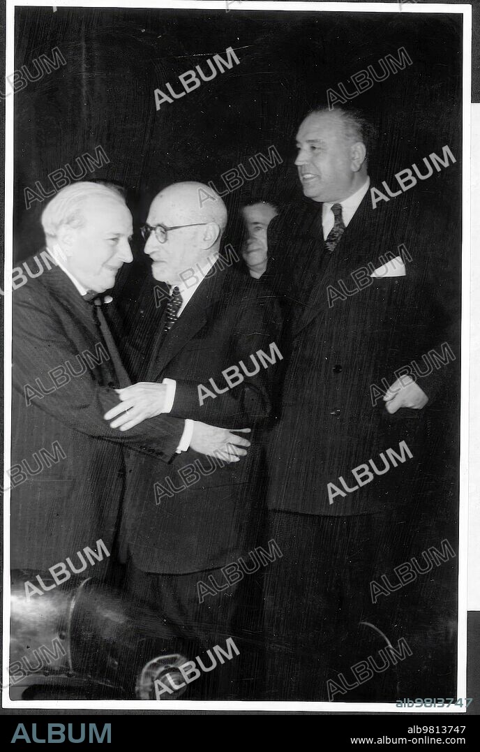 1950. Jacinto Benavente en uno de sus Homenajes, junto al actor Ricardo calvo y Eduardo Perez Aunos.
