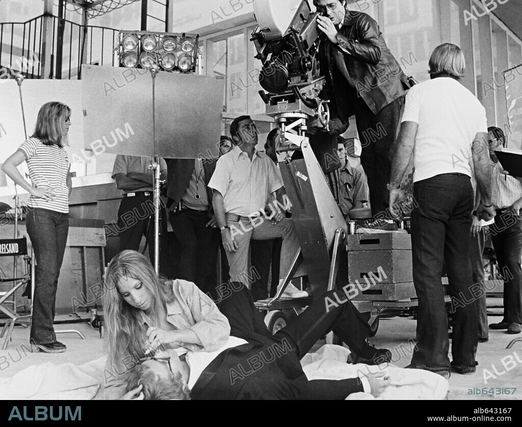 BARBRA STREISAND, PETER BOGDANOVICH and RYAN O'NEAL in WHAT'S UP DOC?, 1972, directed by PETER BOGDANOVICH. Copyright WARNER BROTHERS.