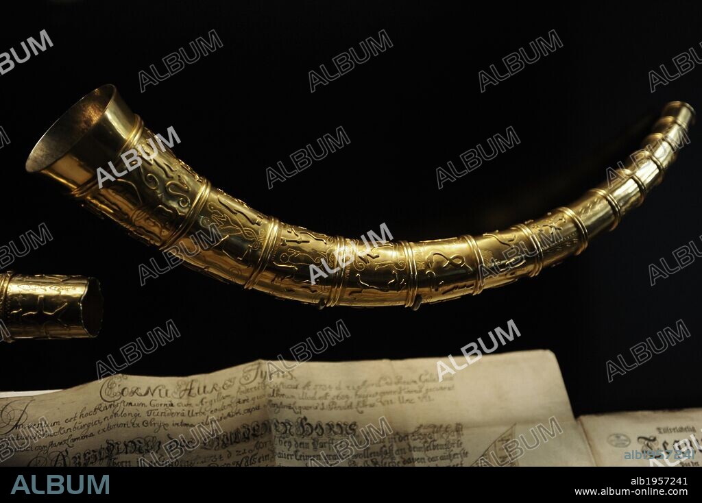 ARTE. PREHISTORIA. EDAD DE LOS METALES. NORTE EUROPA. CUERNOS DE ORO. Realizados hacia el año 400 dC y decorados con motivos nórdicos y romanos. Encontrados en 1639 en Gallehus (Jutlandia). Los dos cuernos fueron robados. Copias de los cuernos a partir de dibujos antiguos. Finales Edad del Hierro. Período de la migración (400-550 dC). Detalle. Museo Nacional. Copenhague. Dinamarca. Norte Europa.