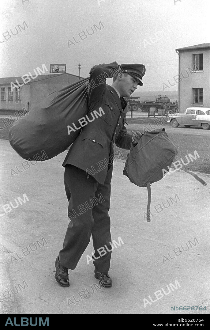 Elvis Presley is on the way to his accomodation in the US barracks in Friedberg on the 2nd of October in 1958. To the delight of his fans, the American Rock'n Roll singer was stationed in Friedberg (Hesse) in the context of his military service in the US Army in the 1950s. 02/10/1958