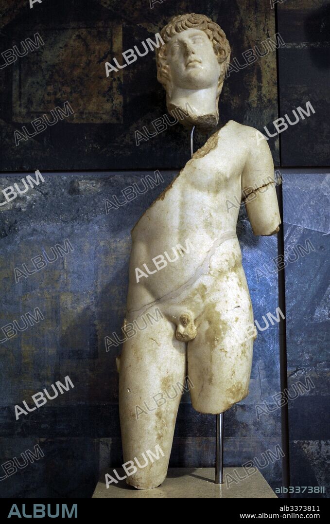 Estatua de Antinoo (111-130 AD). Joven esclavo bitinio del emperador Adriano. Tras su muerte lo divinizó. Procedente de la Villa dels Munts, Siglo II d. C. Mármol de Paros. Museo Nacional Arqueológico. Tarragona. Cataluña. España. Statue of Antinous (111-130 AD). Bithynian Greek youth and favorite or lover of emperor Hadrian. Deified after. From Roman Villa of Munts, 2nd century. Marble of Paros. Spain. National Archaeological Museum. Tarragona. Catalonia, Spain.