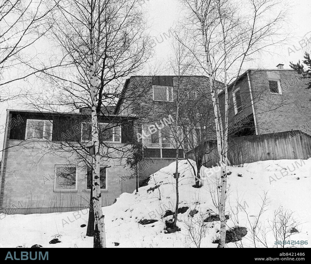 Stockholm 1975-04-02. Statsminister Olof Palme (S) bor i radhus med bostadsrätt vid Lövångersgatan i Vällingby. Palme har just byggt till radhuset med en vinkellänga. Den innehåller två sovrum, bastu och tvagningsrum. Dessutom har köket byggts ut. I utbyggnadenligger också husets nya entré.. Foto: Hans Jakobsson / Expressen / TT / Kod: 20. ** AFTONBLADET OUT **.