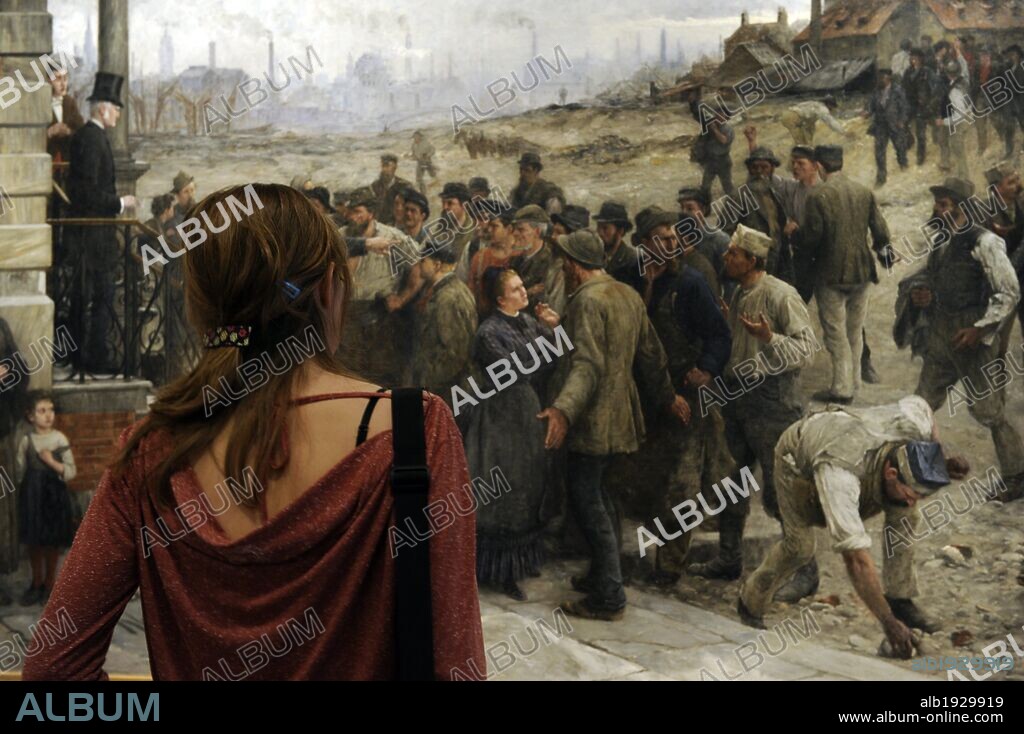 Mujer mirando el cuadro "La Huelga", 1886 del pintor alemán Robert Koehler (1850-1917). Museo Histórico Alemán (Deutsches Historisches Museum). Berlín. Alemania. Europa.