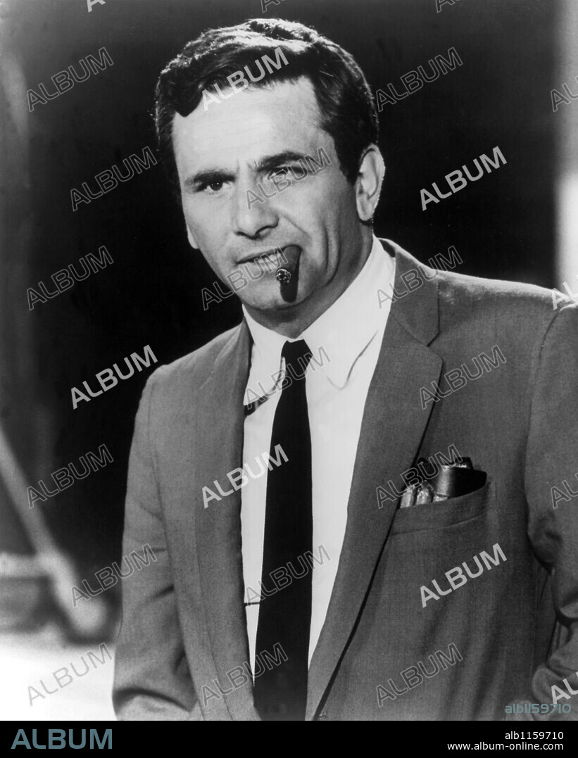 PETER FALK dans COLUMBO, 1971, réalisé par JAMES FRAWLEY, PATRICK MCGOOHAN et VINCENT MCEVEETY. Copyright NBC UNIVERSAL TELEVISION.